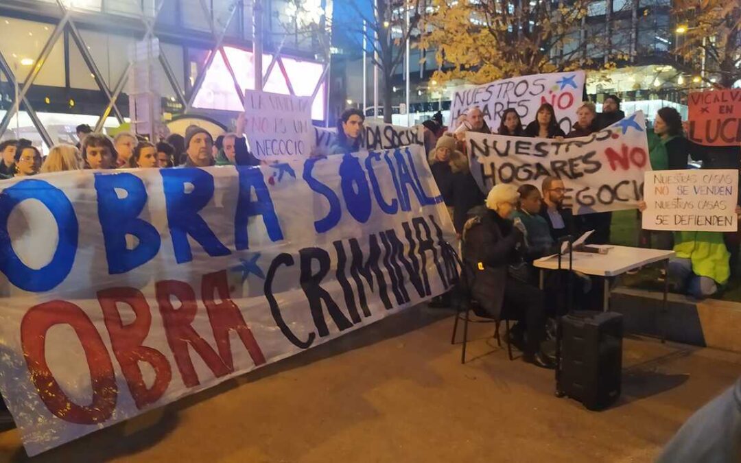 Vecinos de Ensanche de Vallecas denuncian a CaixaBank por «cláusulas abusivas» y por especulación inmobiliaria y se manifiestan frente a su oficina