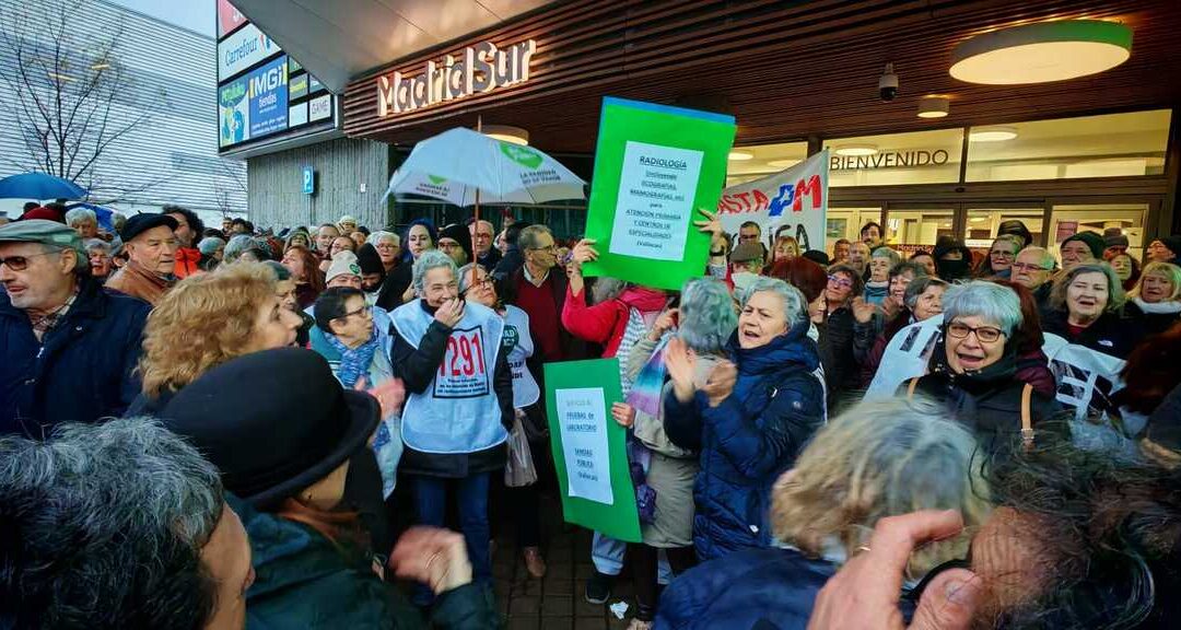 Vecinos y vecinas de Vallecas se concentran ante la Asamblea de Madrid contra la privatización de servicios del Hospital Infanta Leonor