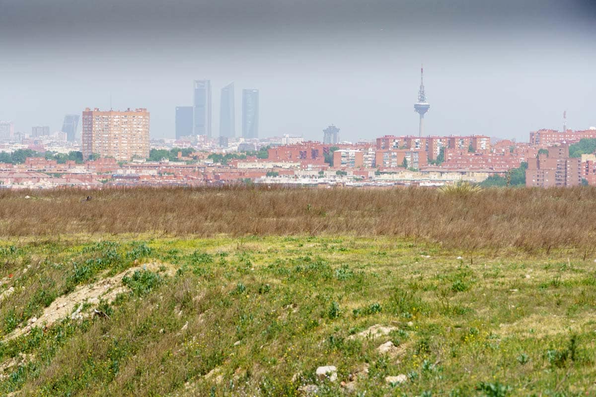 Vista del SkyLine de Madrid desde el monte de las flores durante la visita a las obras de Valdecarros.