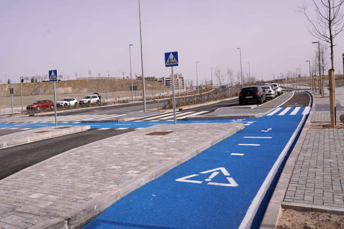 Vía borde de Valdecarros. Las sendas ciclistas serán esenciales en la movilidad y cohesión del barrio.
