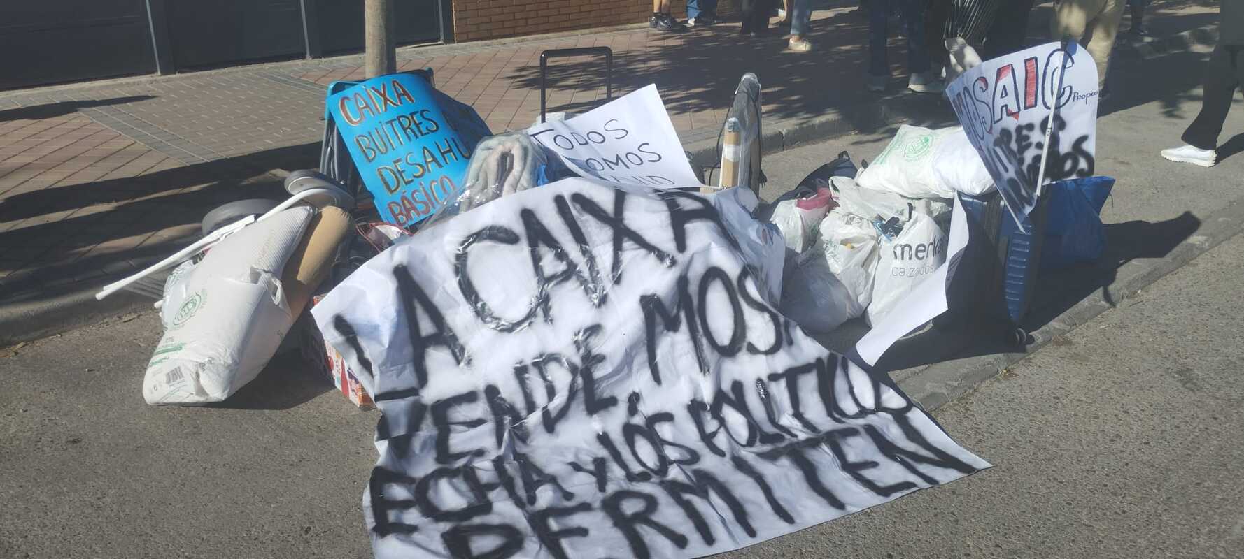 Pancartas utilizadas durante el desahucio (Foto: AV PAU Ensanche de Vallecas)