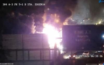 Un autobús arde por completo en la A-3 a la altura de Vallecas