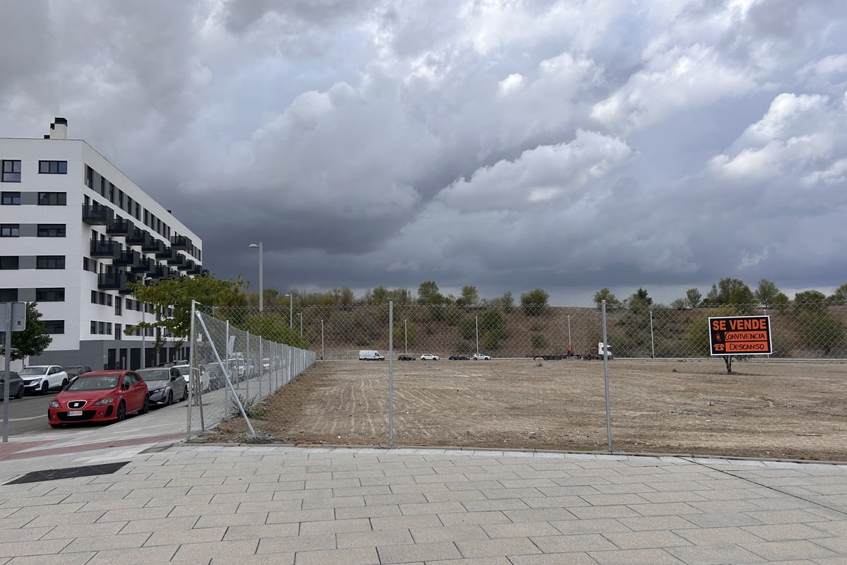 Parcela entre las calles Igualdad, Tolerancia y Alto del Esparragal (Foto: Nuevo Sureste)