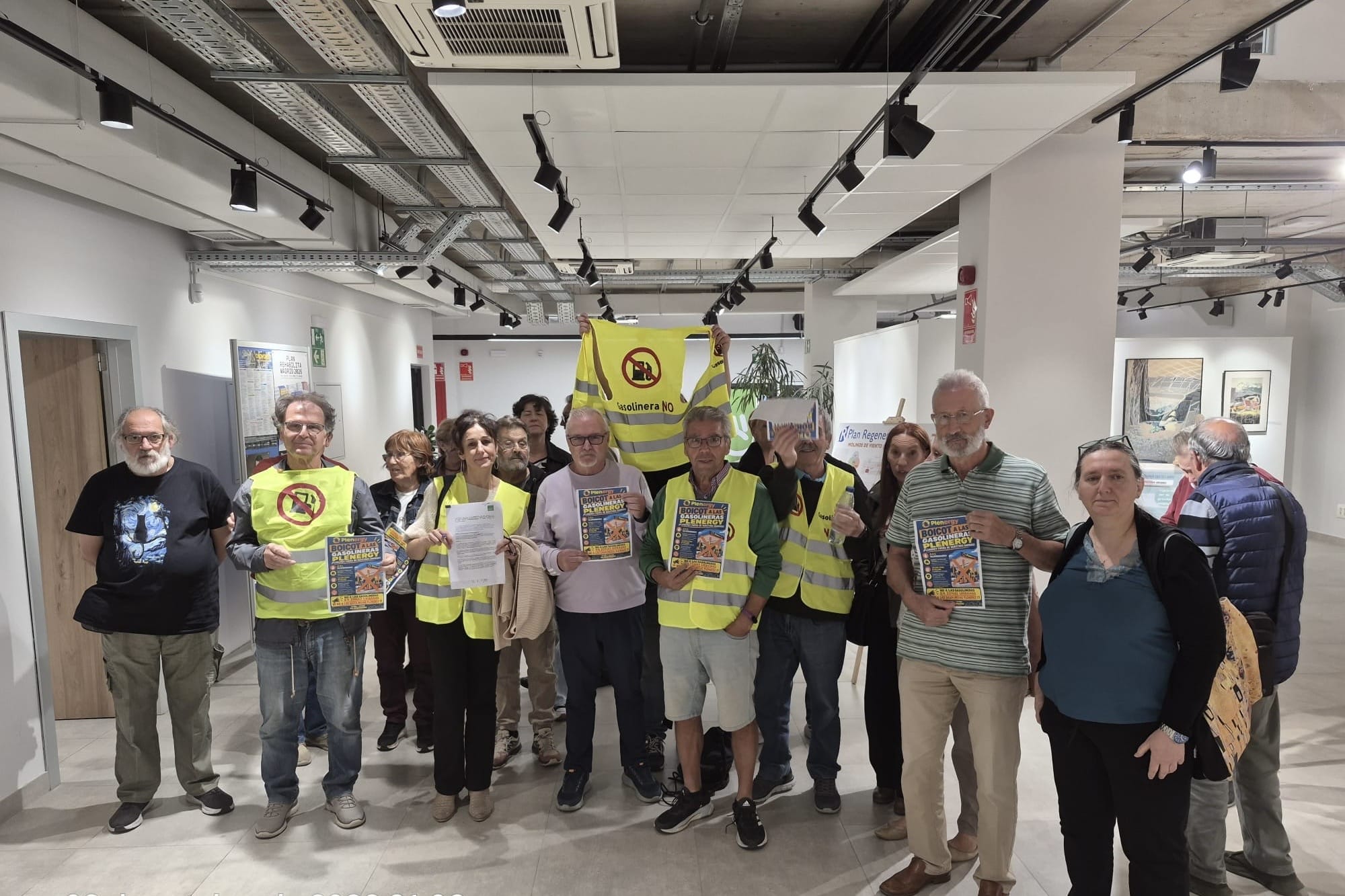 Vecinos de Valdebernardo tras el Pleno del distrito (Foto: AFUVEVA)