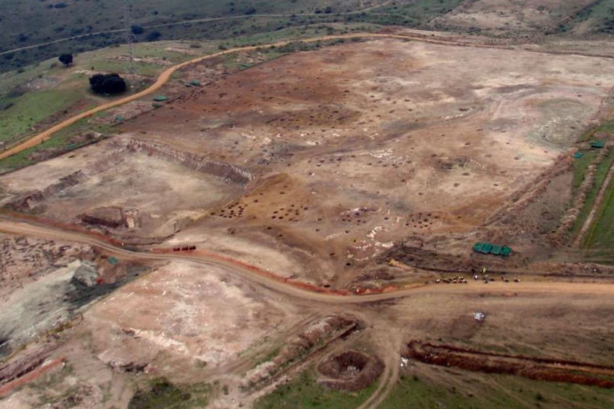 Vista áerea del yacimiento de Casa Montero, con miles de pozos verticales excavados
